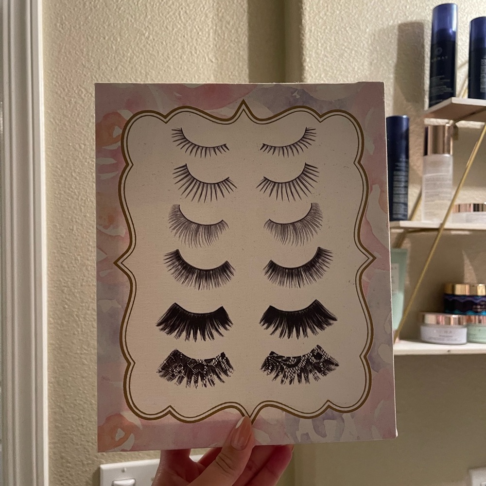 Canvas- pink and white eyelashes